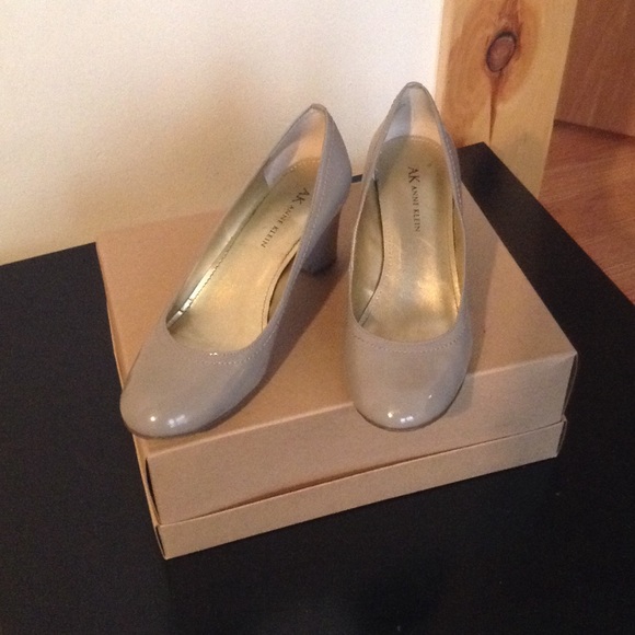 Anne Klein round toe patent leather heel