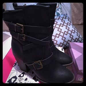 Brand new heeled boots!!