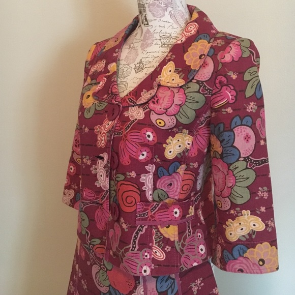 Chic Skirt Suit with Exceptional Details - Picture 2 of 4