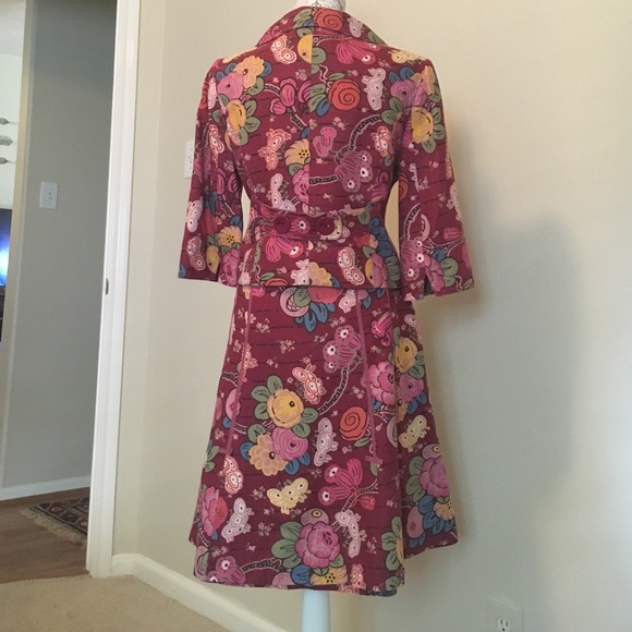 Chic Skirt Suit with Exceptional Details - Picture 3 of 4