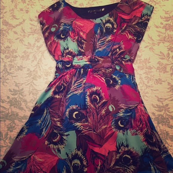 Fun cocktail dress with feather print!