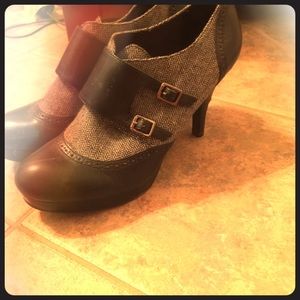 Dexflex school girl pumps.