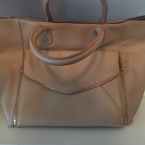 Fashionable purse with detachable clutch