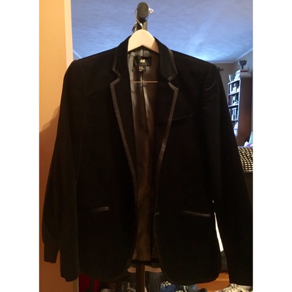 Great piece to layer with a woven shirt or Tee.