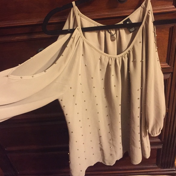 Open shoulder beaded BKE Boutique shirt