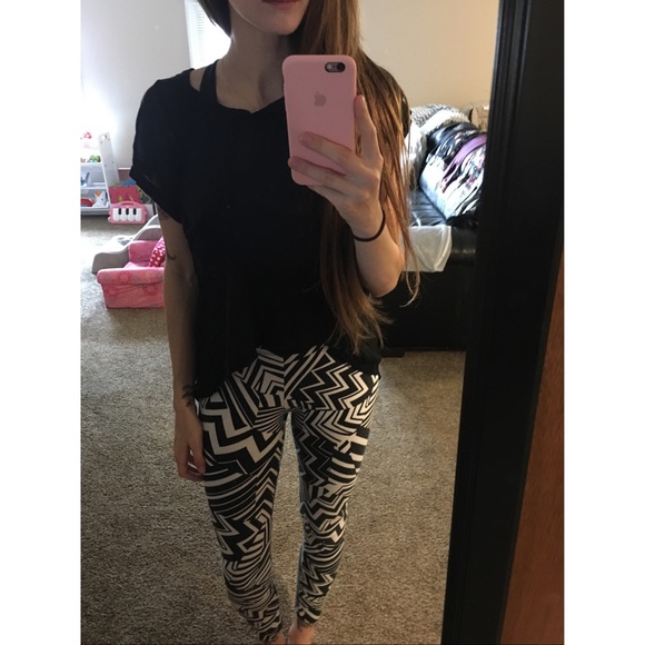 Black and white pattern leggings.