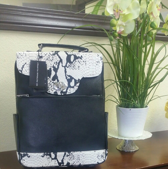 Snake print Backpack - Picture 2 of 3