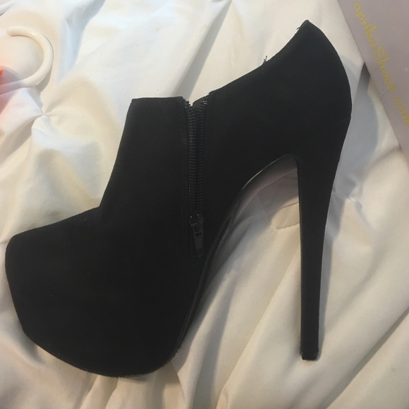 NEW boots - Picture 2 of 3