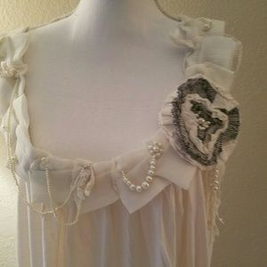 Light weight dress, has detailing on the front