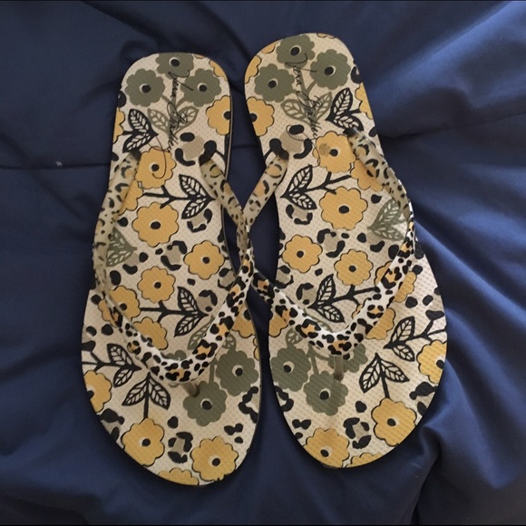 Vera Bradley Go Wild Flip Flops-size small