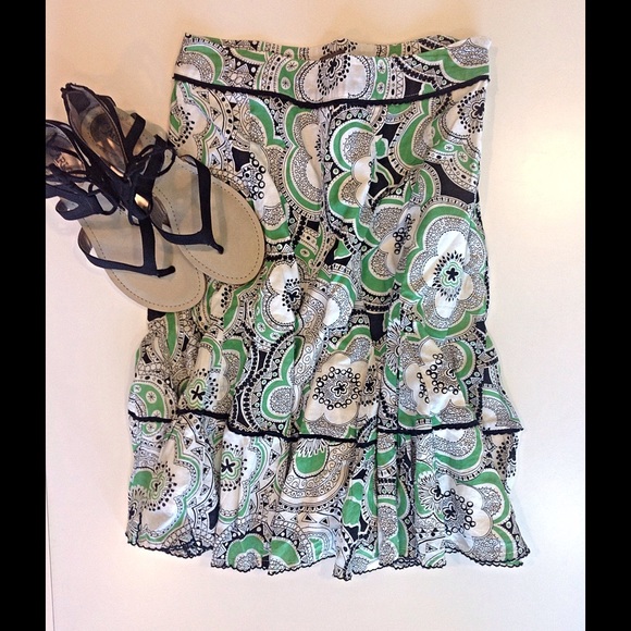 Fei Dresses & Skirts - Very comfy and cute flowered skirt. Great Shape!