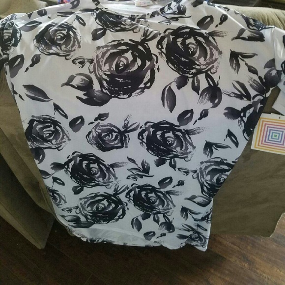 LuLaRoe Tops - Xs small roses irma