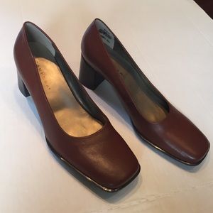 New Caressa Brown Leather Pumps Wood Heel 8.5 M