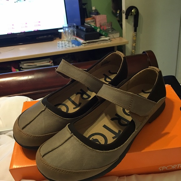 Sporting shoes brand new brown size 11 $40