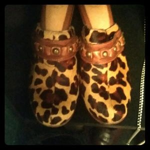 Nurture cowhide clogs