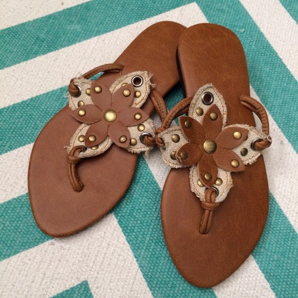 ✨HP!✨ NWOT Boho Brown Flower Sandals - Picture 1 of 3