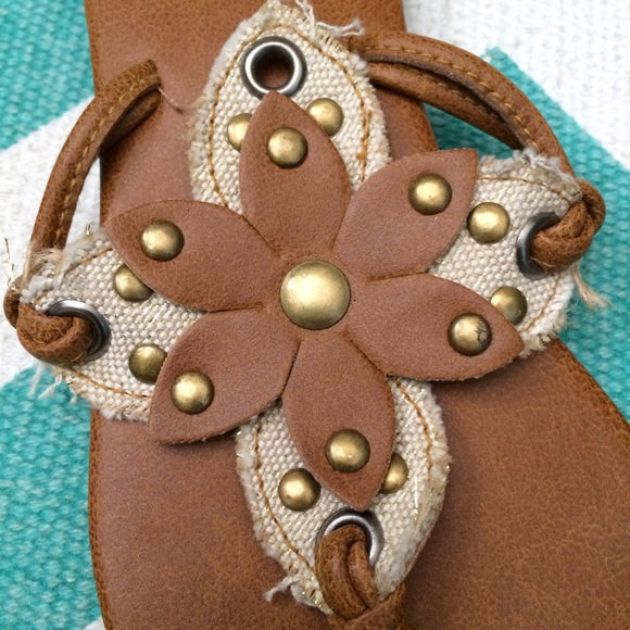 ✨HP!✨ NWOT Boho Brown Flower Sandals - Picture 3 of 3