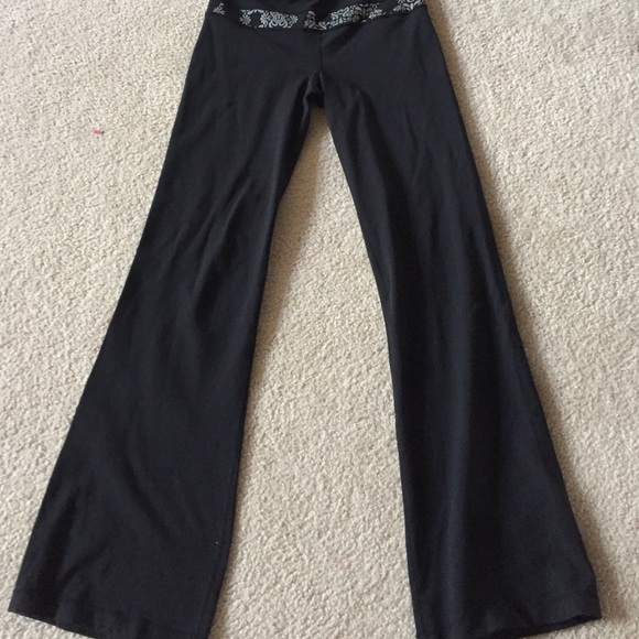 Black lululemon yoga pants