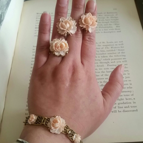 Vintage goldtone and pink celluloid floral set - Picture 4 of 4