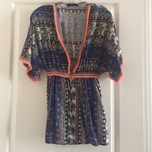 Cute hipster shirt.. Great with jeans!