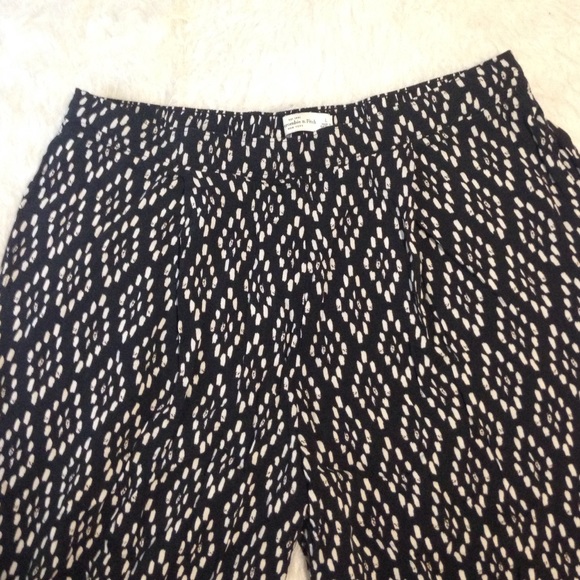 Abercrombie & Fitch stretchy pattern pants