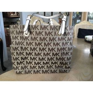 Michael Kors Jet Set Signature tote