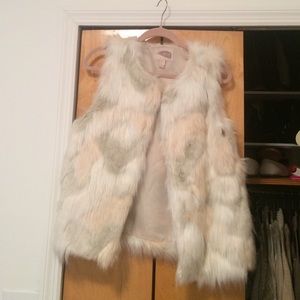 Faux fur size M vest - white