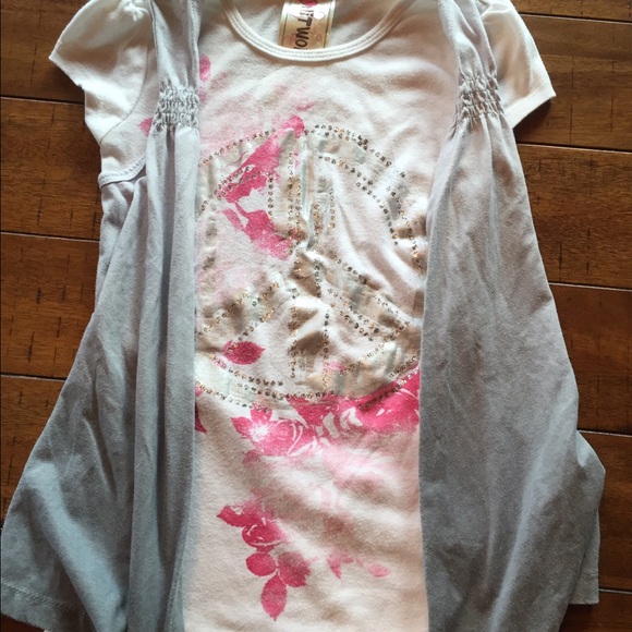 Girls tee size small (6-8)