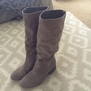 Suede slouchy boots with small heel