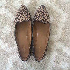Pointed leopard flats