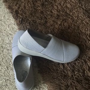 Super comfy slip ons very good cond