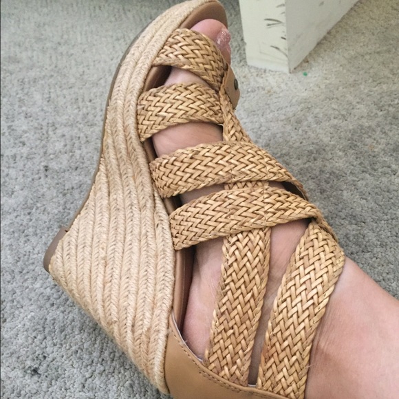 Tan heels. - Picture 3 of 4