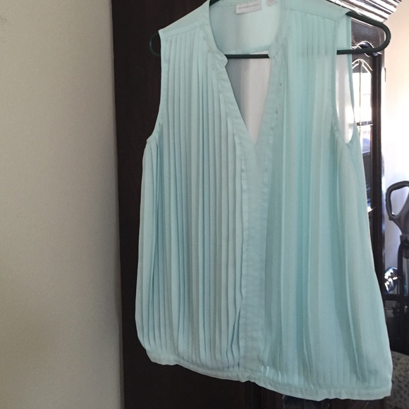 New York and Company pale green shell. Size M.
