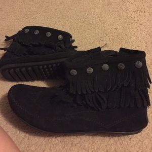 Black Minnetonka moccasin booties size 9.5