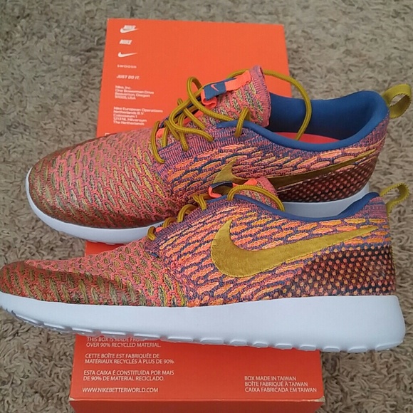 Nike Roshe Flyknit Sz 7 New!