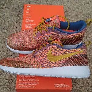 Nike Roshe Flyknit Sz 7 New!