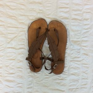 Brown leather strapy sandal with leaf detail