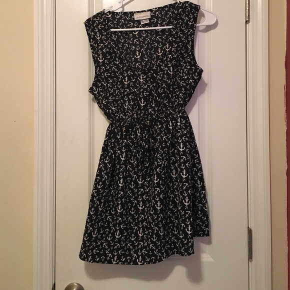 Black and white sleeveless blouse.