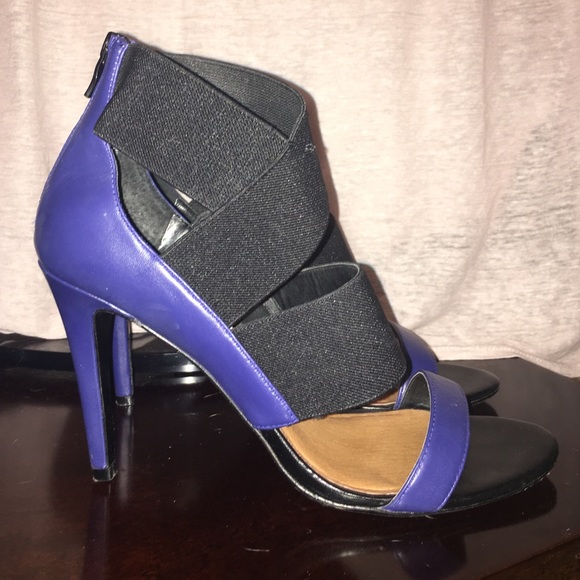 Royal blue/black scrappy pumps.