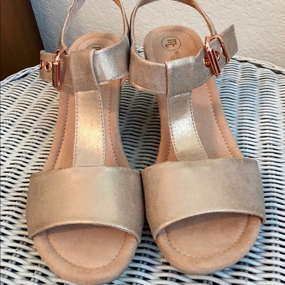 NWT Mootsies Tootsies women's wedge sandals
