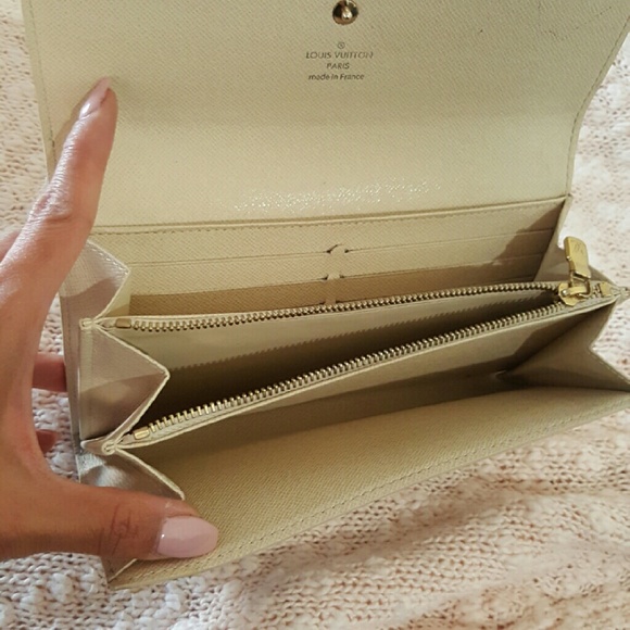 Considering Offers - LV Wallet - Picture 2 of 4