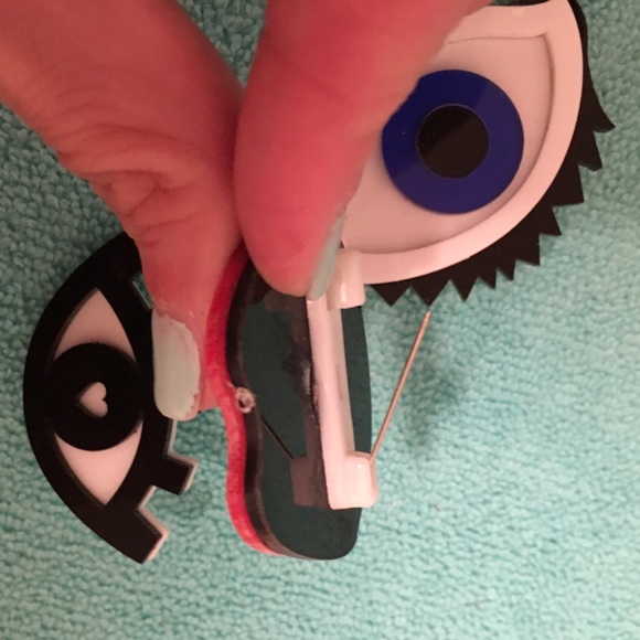 Evil eye lips decal plastic brooch pin trendy 80s - Picture 3 of 4