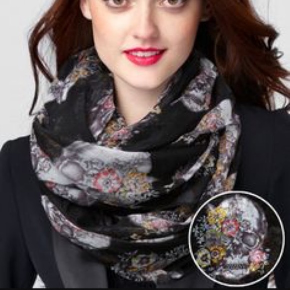 Floral skull print scarf ( ❗️Not from Urban❗️)