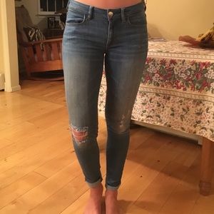 Medium wash American eagle ripped jeans