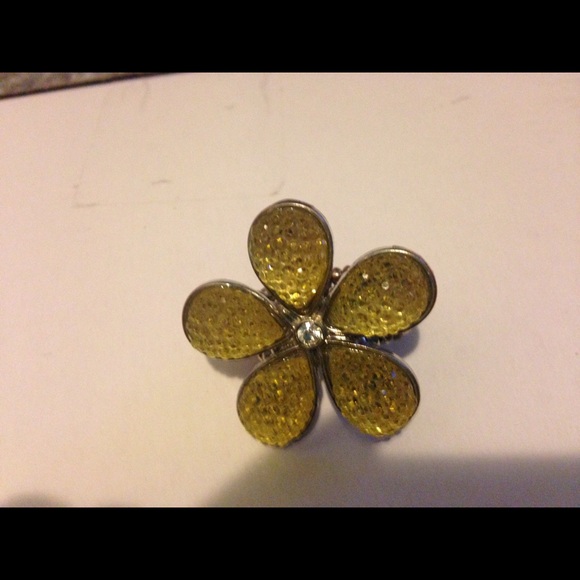 Oversized flower ring