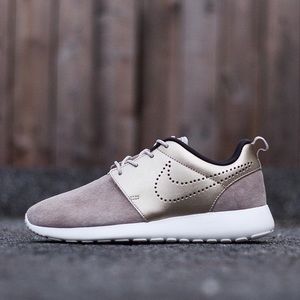 NIKE W Roche One PRM Suede