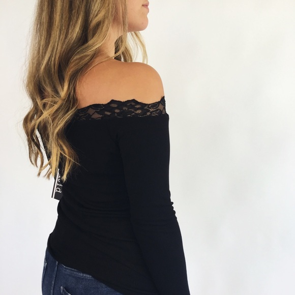 ✨ BACK IN STOCK Lace Off the Shoulder Top - Picture 2 of 3