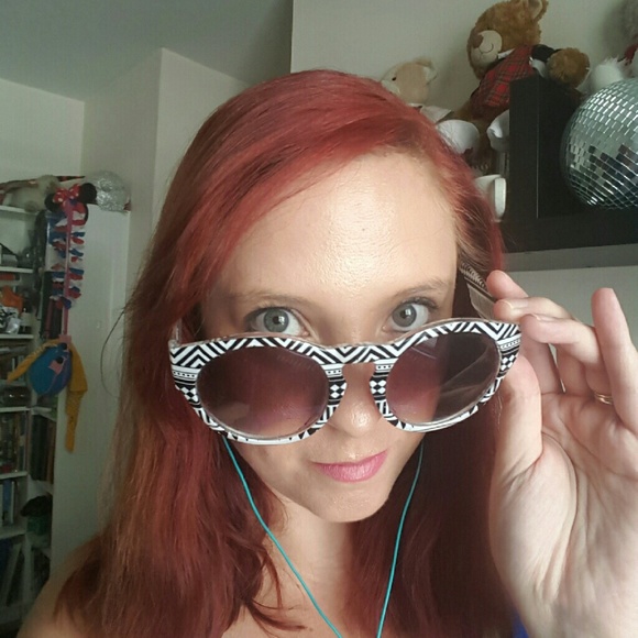 Meet Your Posher, Kerrie! - Picture 2 of 4