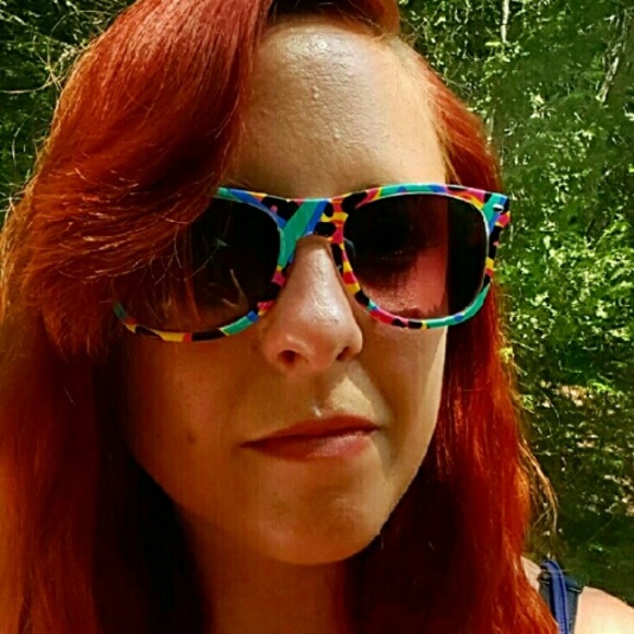 Meet Your Posher, Kerrie! - Picture 4 of 4