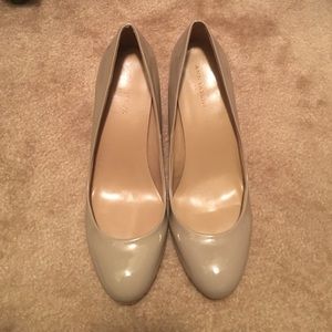 Ann Taylor Tan Patent Leather Signature Pump, 8
